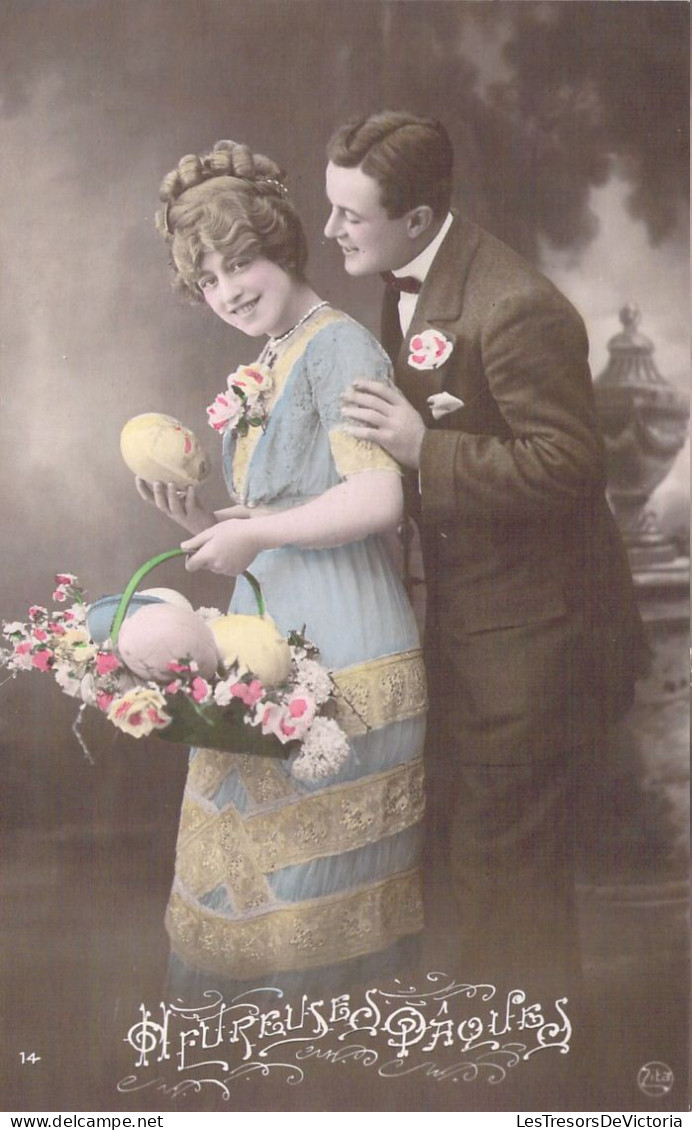 Pâques - Couple Avec Un Panier D' Oeuf De Pâques - Cartes Postales Anciennes - Pâques