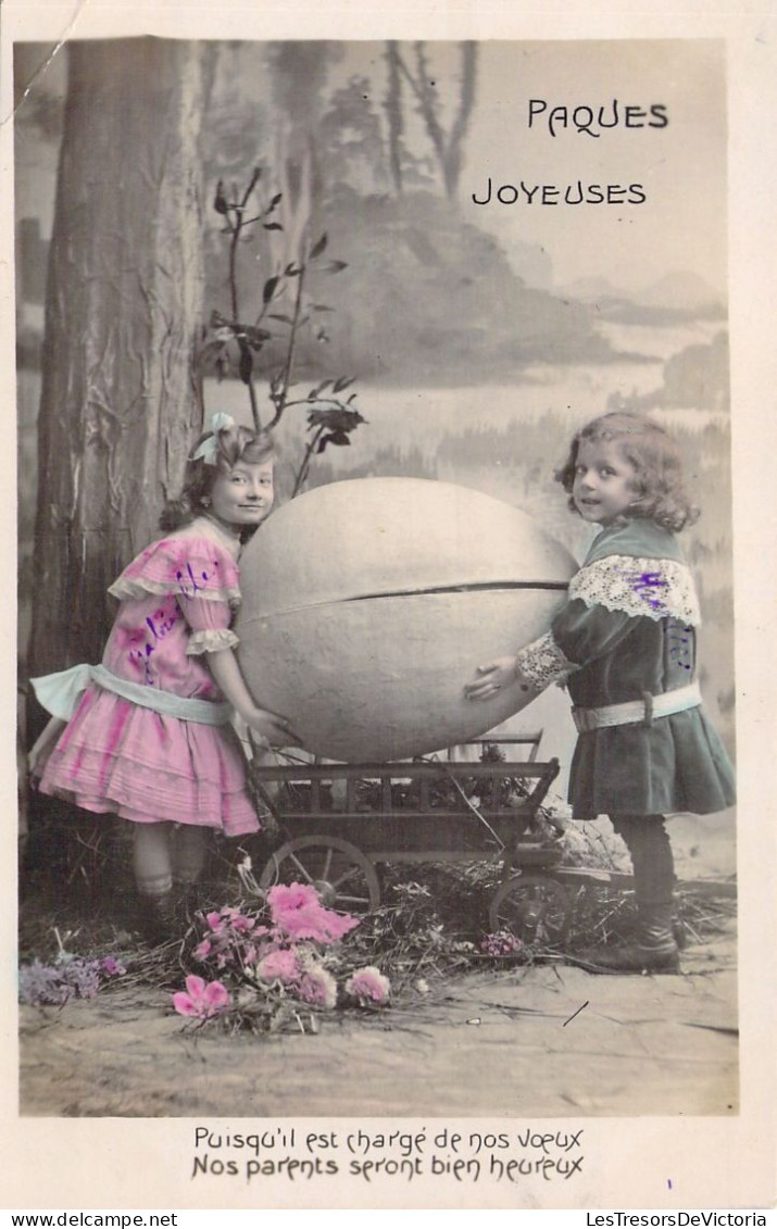 Pâques - Deux Enfant Portent Un énorme Oeuf De Pâques - Cartes Postales Anciennes - Pâques
