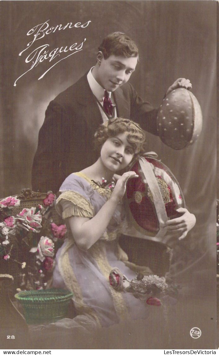 Pâques - Couple Avec Un Oeuf De Pâques - Cartes Postales Anciennes - Ostern