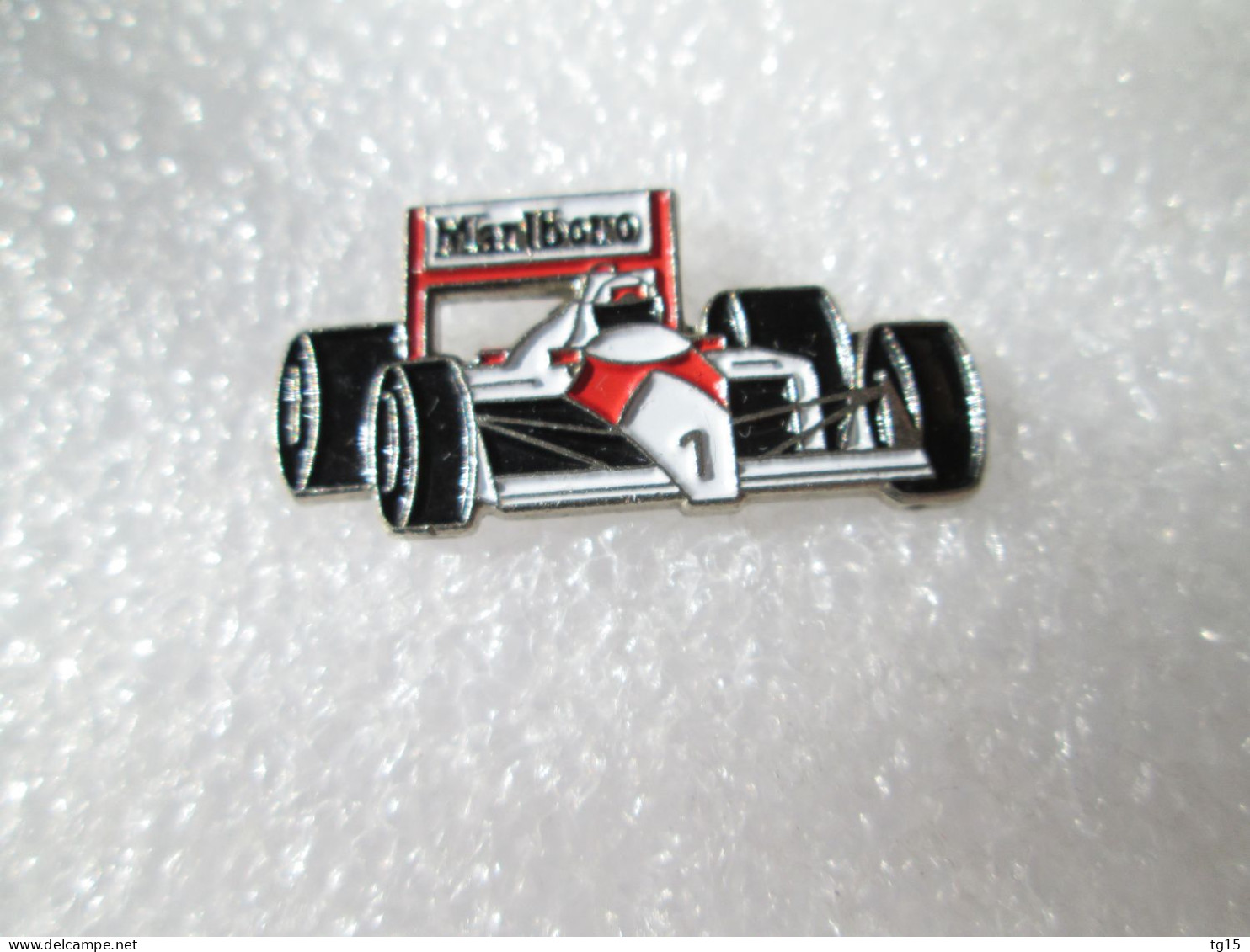 PIN'S    FORMULE 1  McLaren  MARLBORO - F1