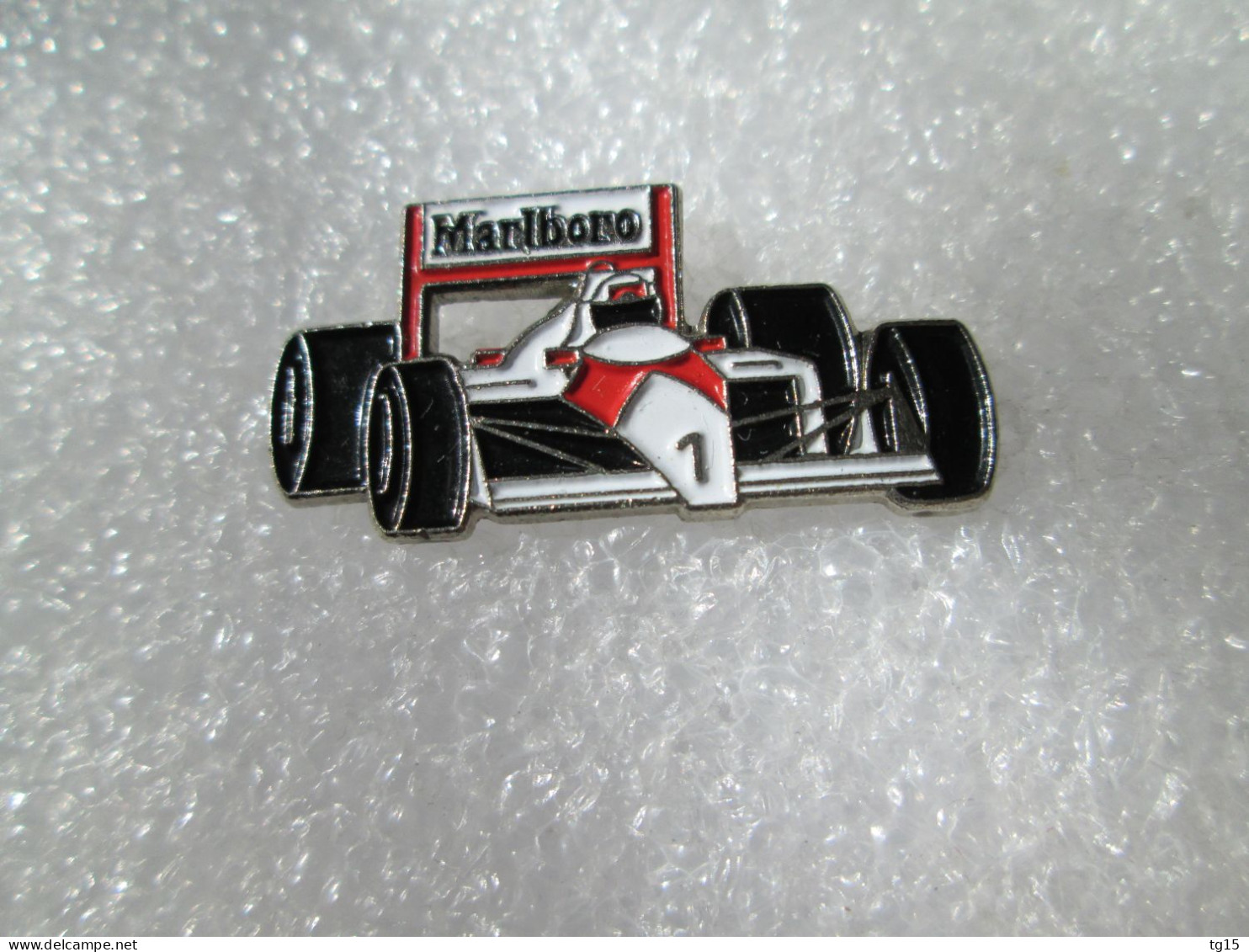 PIN'S    FORMULE 1  McLaren  MARLBORO - F1