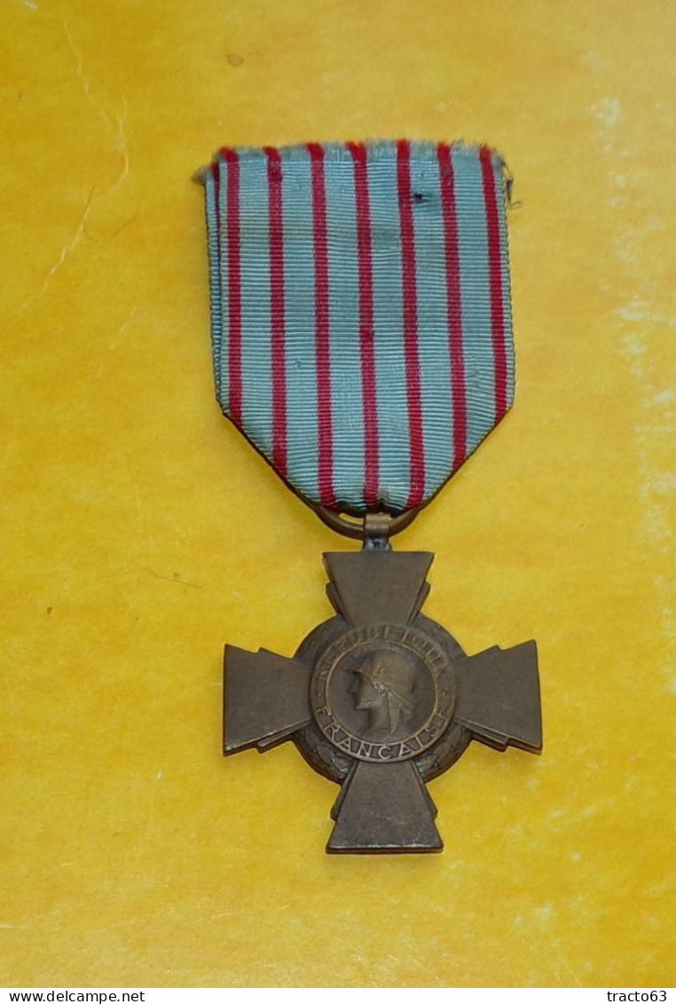 MEDAILLE : LA CROIX DU COMBATTANT DE LA REPUBLIQUE FRANCAISE ,BON ETAT VOIR PHOTOS  . POUR TOUT RENSEIGNEMENT ME CONTACT - France