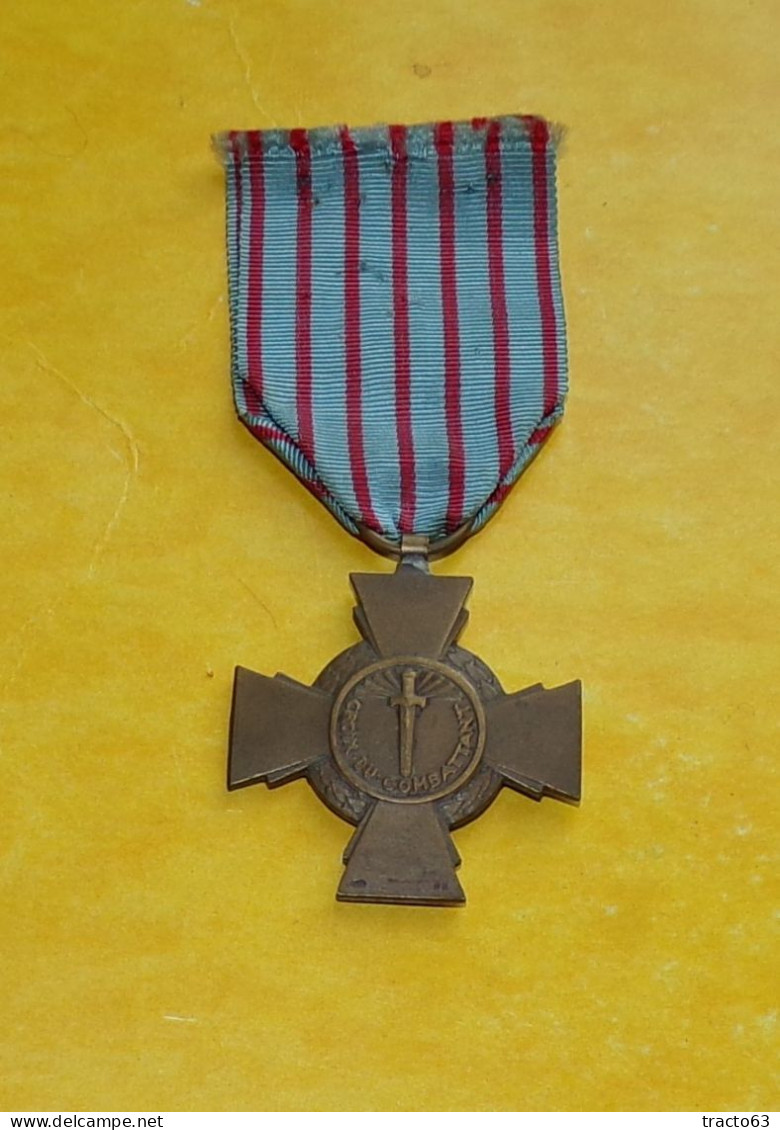 MEDAILLE : LA CROIX DU COMBATTANT DE LA REPUBLIQUE FRANCAISE ,BON ETAT VOIR PHOTOS  . POUR TOUT RENSEIGNEMENT ME CONTACT - Francia