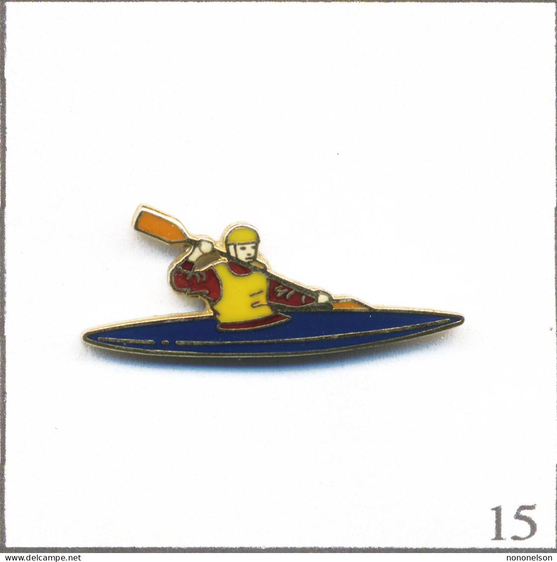 Pin's Sport - Canoë Kayak / Kayakiste Chasuble Jaune Et Kayak Bleu. Est. Tablo Paris. EGF. T936-15 - Kano