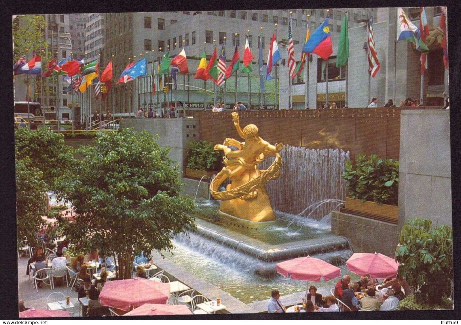 AK 125772 USA - New York City - Rockefeller Plaza With Prometheus Statue And Fountain - Places & Squares