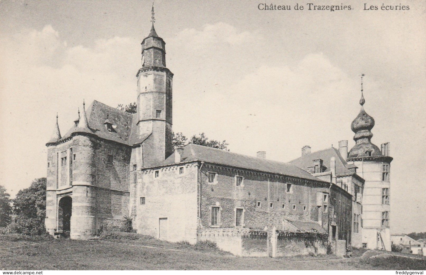 TRAZEGNIES LE CHATEAU ECURIES - Courcelles