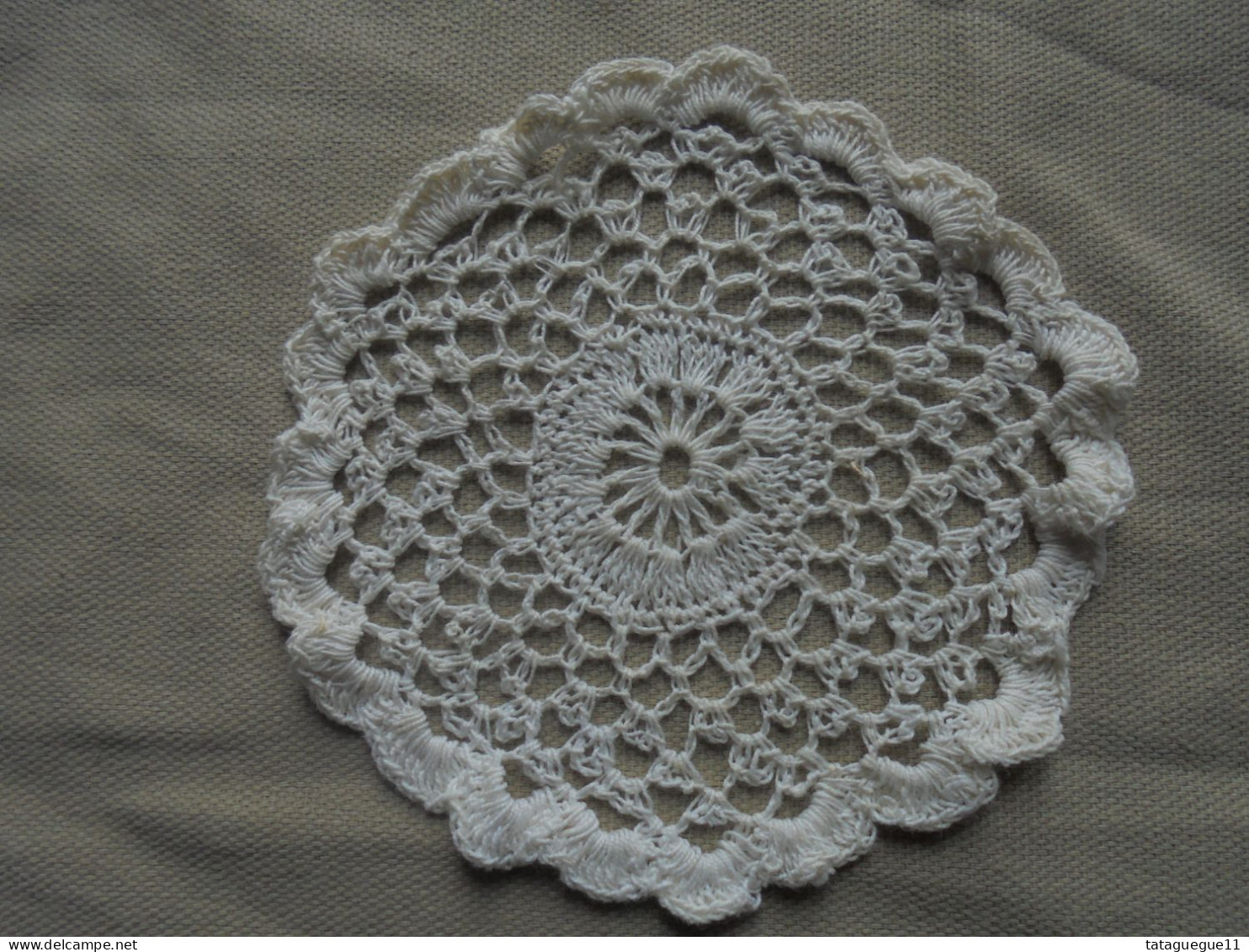 Vintage - Mini Napperon En Broderie Ajourée Fil De Coton écru Diamètre 10 Cm - Spitzen Und Stoffe