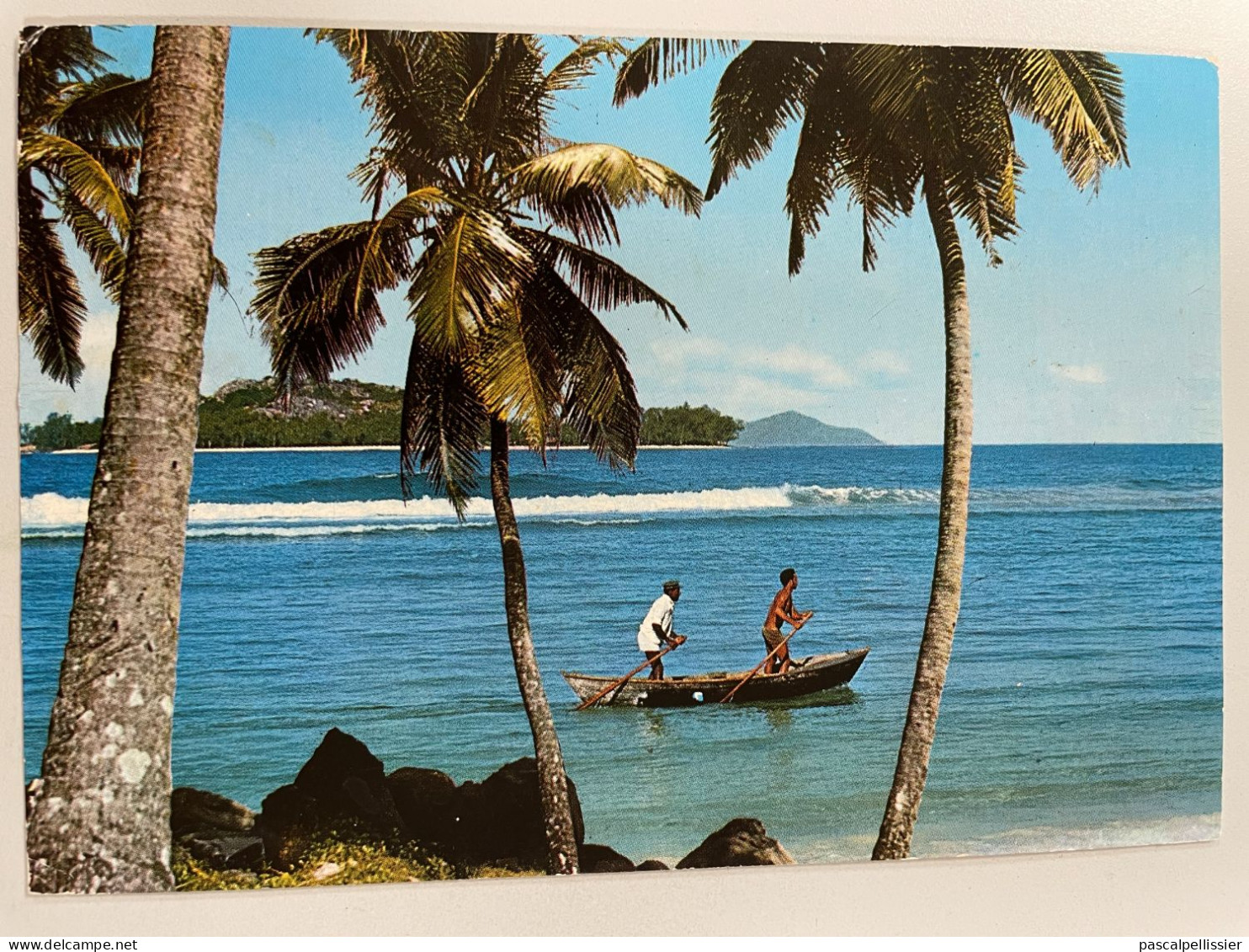 CPM - AFRIQUE - SEYCHELLES - Pirogue With Cousin Island Bird Sanctuary In Background - Seychelles