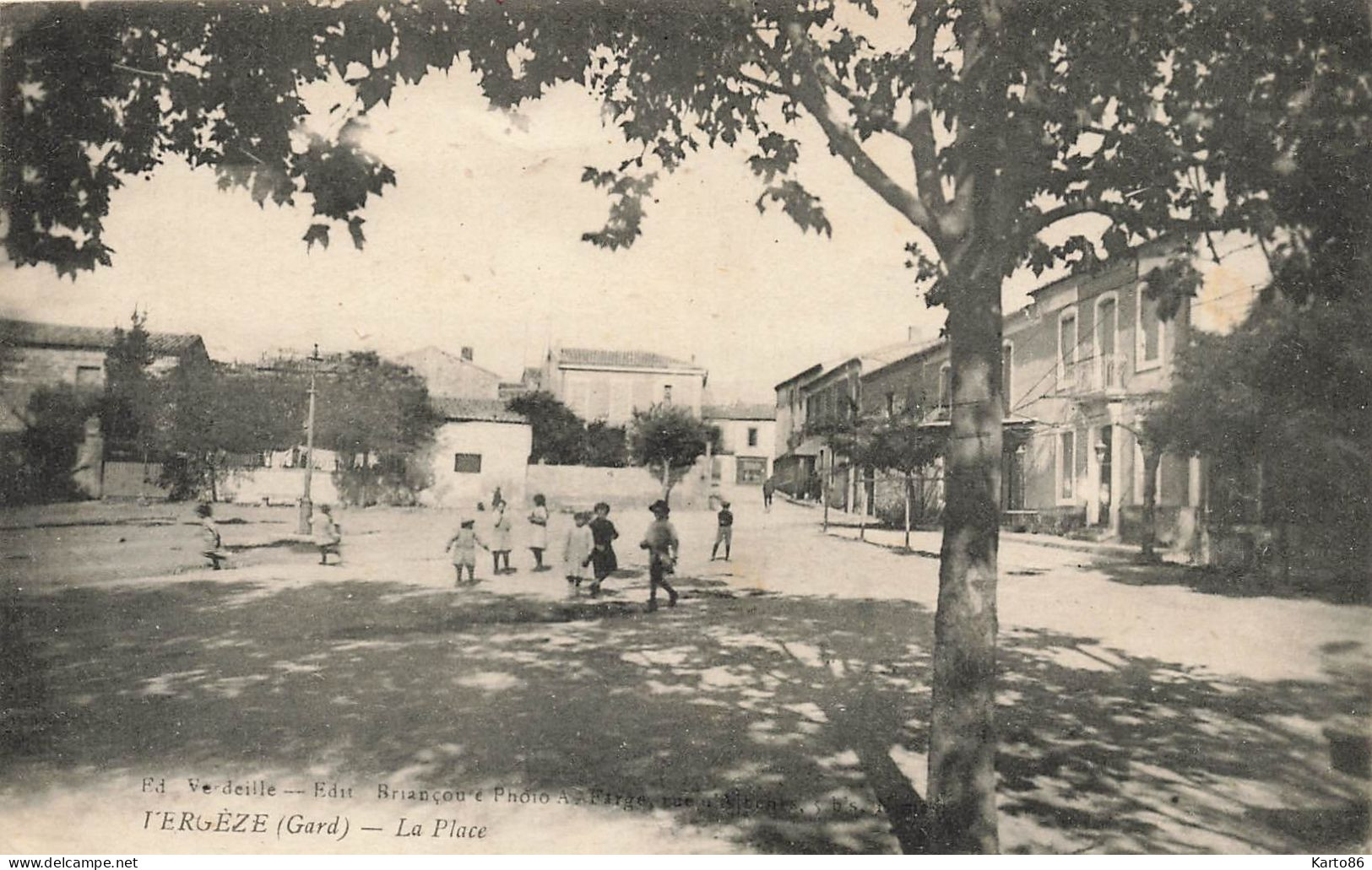 Vergèze * La Place Du Village * Villageois - Vergèze