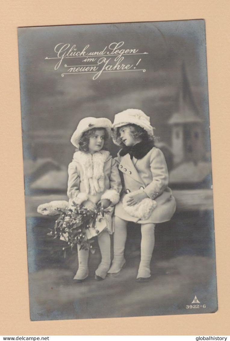 XA1360 JEUNE FILLE  FILLETTE , ENFANT, GIRL , FAMOUS GRETE REINWALD FUR MUFF & HAT POSING WITH FRIEND - Portretten