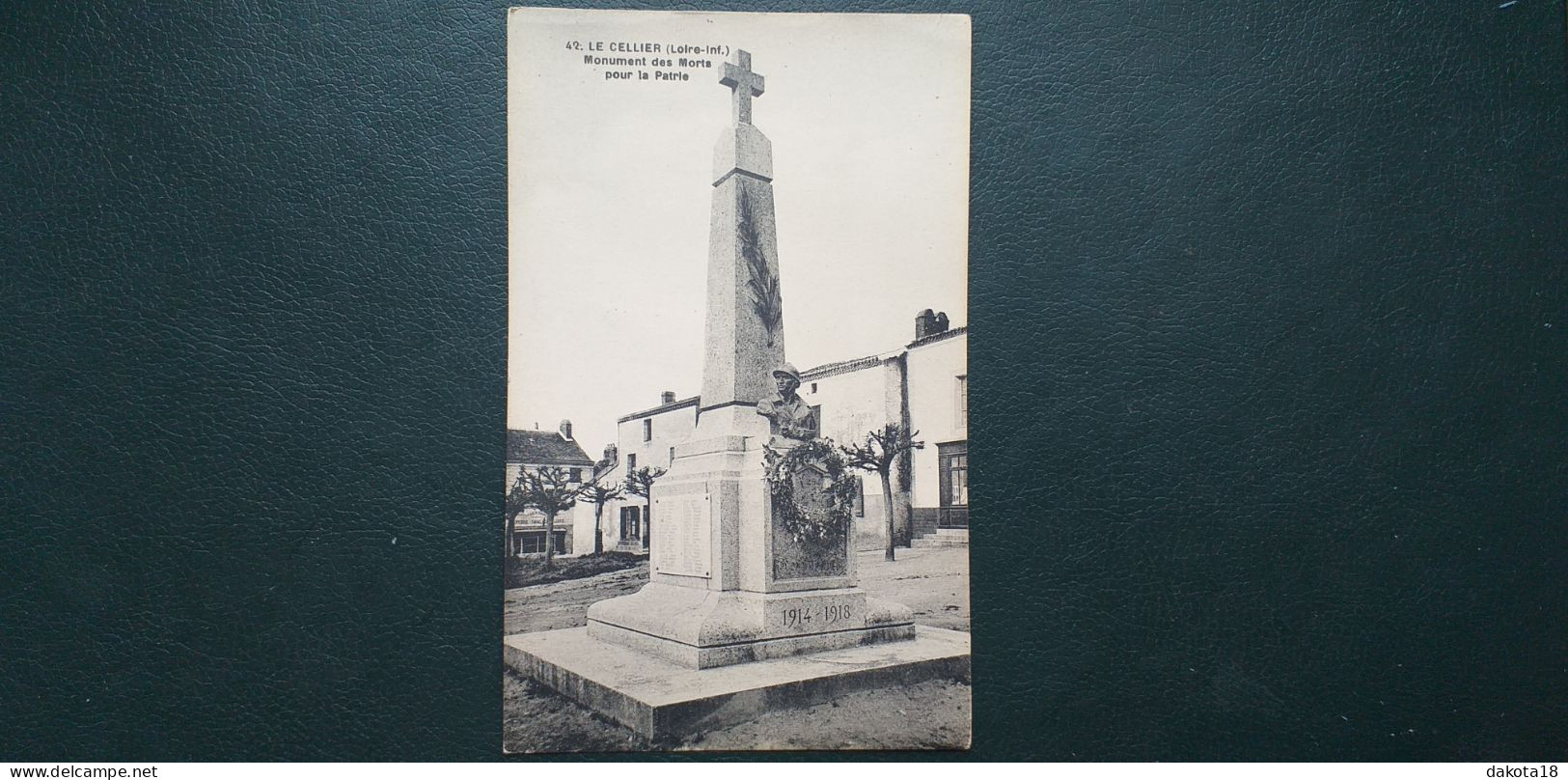 44 , Le Cellier ,la Place Et Le Monument Aux Morts - Le Cellier