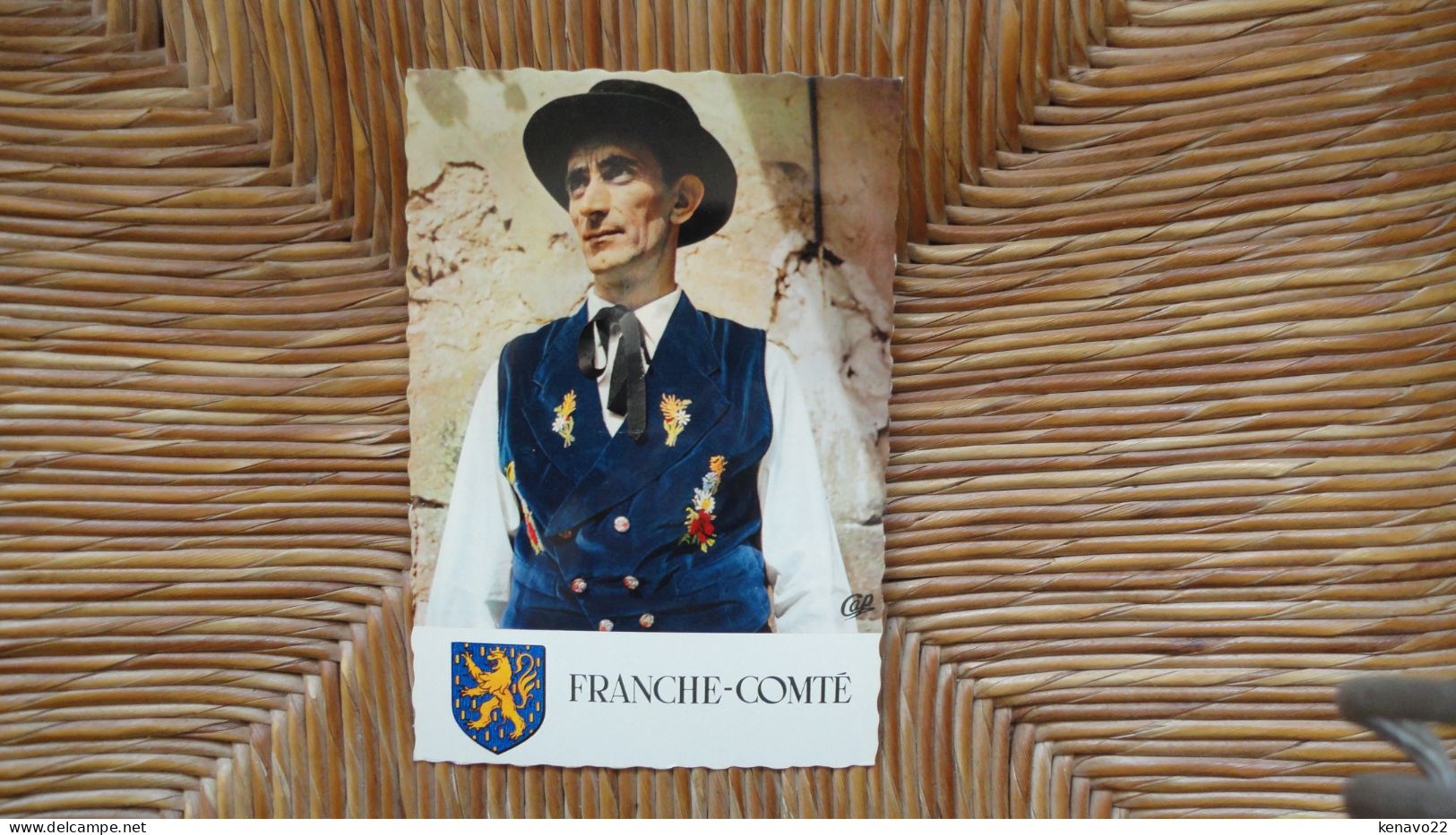 Franche-comté Pays De Montbéliard " Bouèbe " Pourtant Le Gilet Brodé ( 19 S. ) D'inspiration Suisse - Franche-Comté