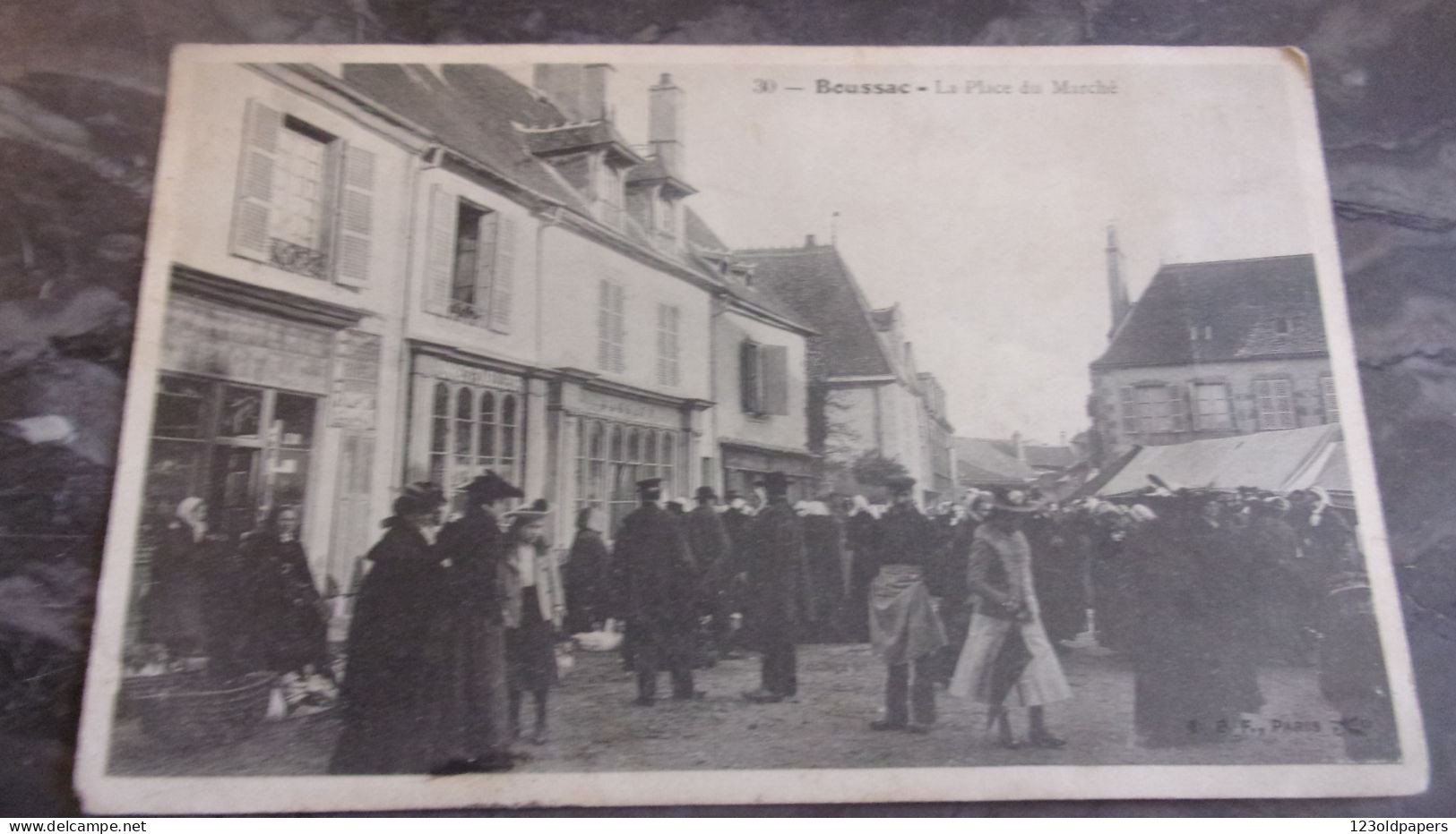 BOUSSAC  LA PLACE DU MARCHE 1911 PATISSERIE TAILLEUR - Boussac