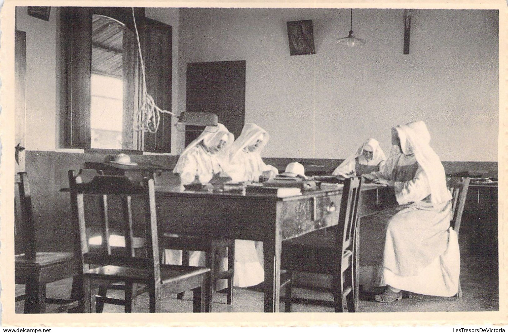 CONGO BELGE - Missions Des Filles De Marie De Pesches - Mangembo - Dans Le Studio - Correction  - Carte Postale Ancienne - Congo Belga