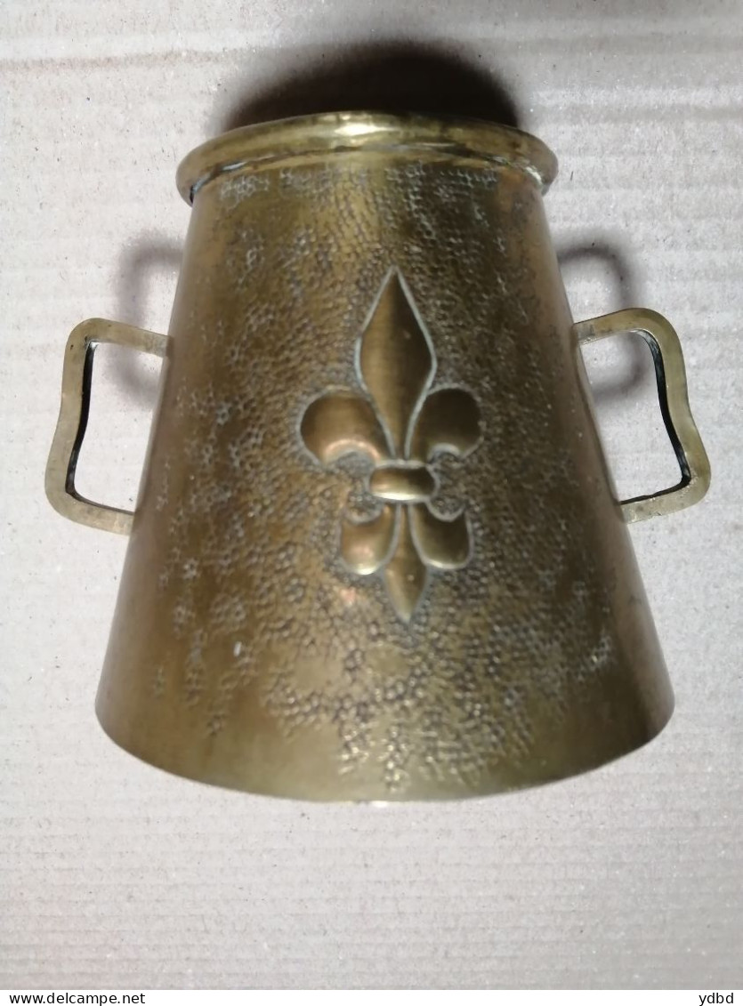 UN PETIT POT  CONIQUE EN LAITON - ARMORIES ET FLEUR DE LYS - Cuivres