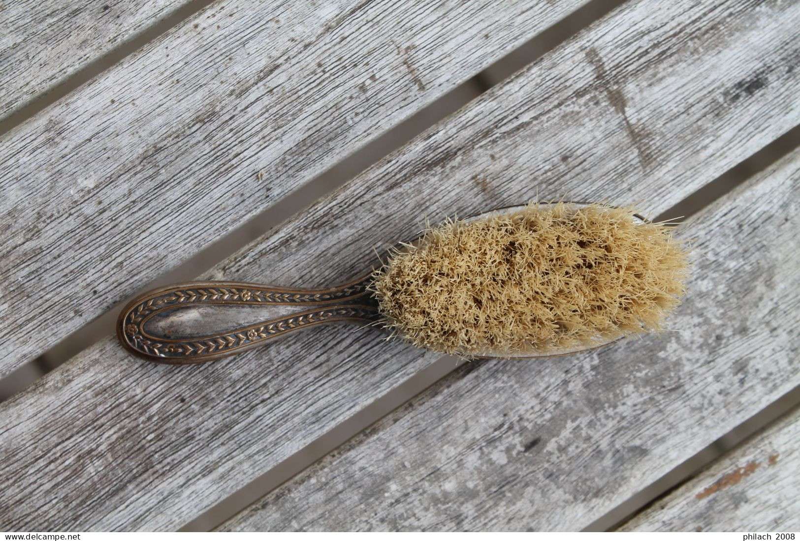 Petite Brosse En Métal Argenté - Altri & Non Classificati