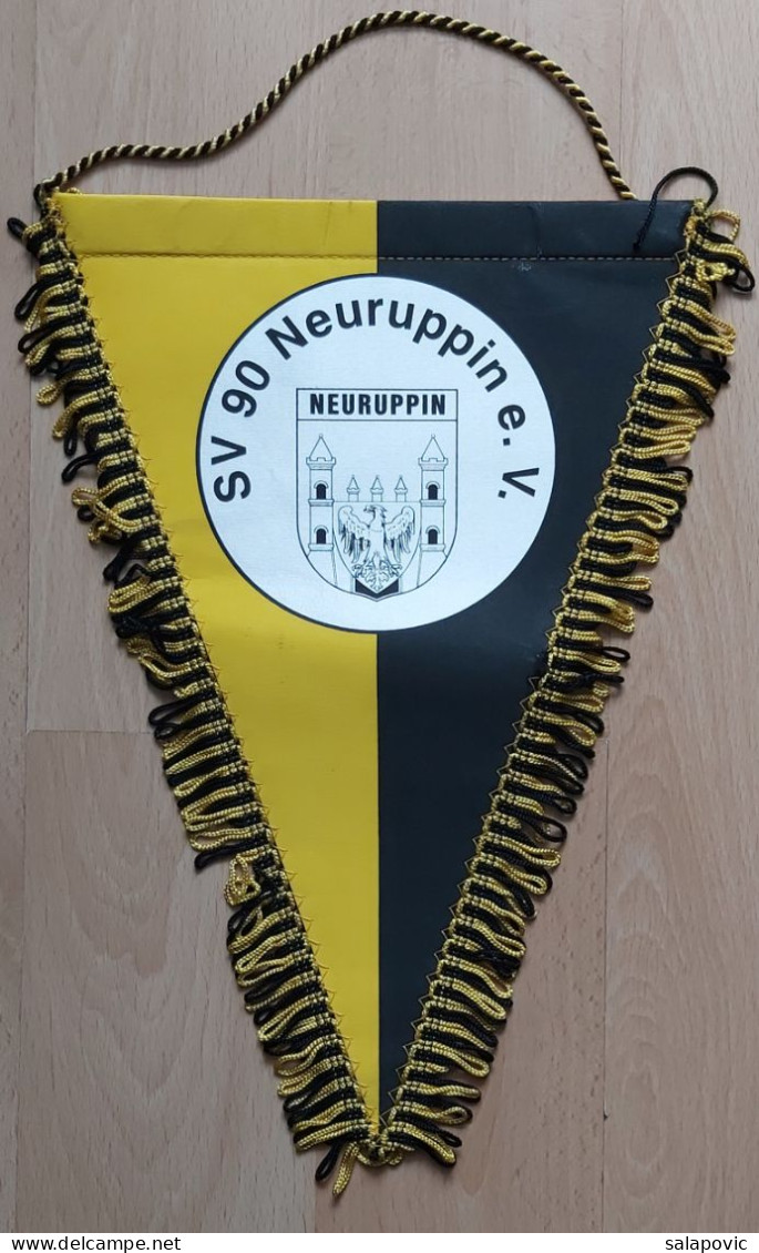 SV 90 Neuruppin EV Germany  Football club Fussball Futebol Soccer Calcio PENNANT, SPORTS FLAG ZS 1 KUT - Habillement, Souvenirs & Autres