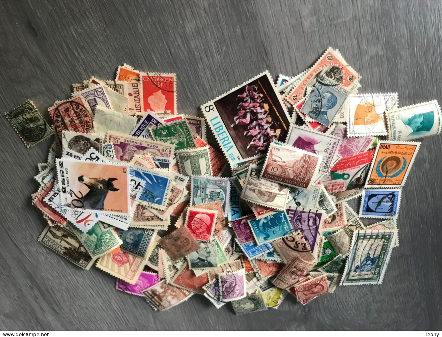 LOT  de  1000   TIMBRES de   DIVERS PAYS   ... sur les PLAQUETTES les TIMBRES sont NEUFS**