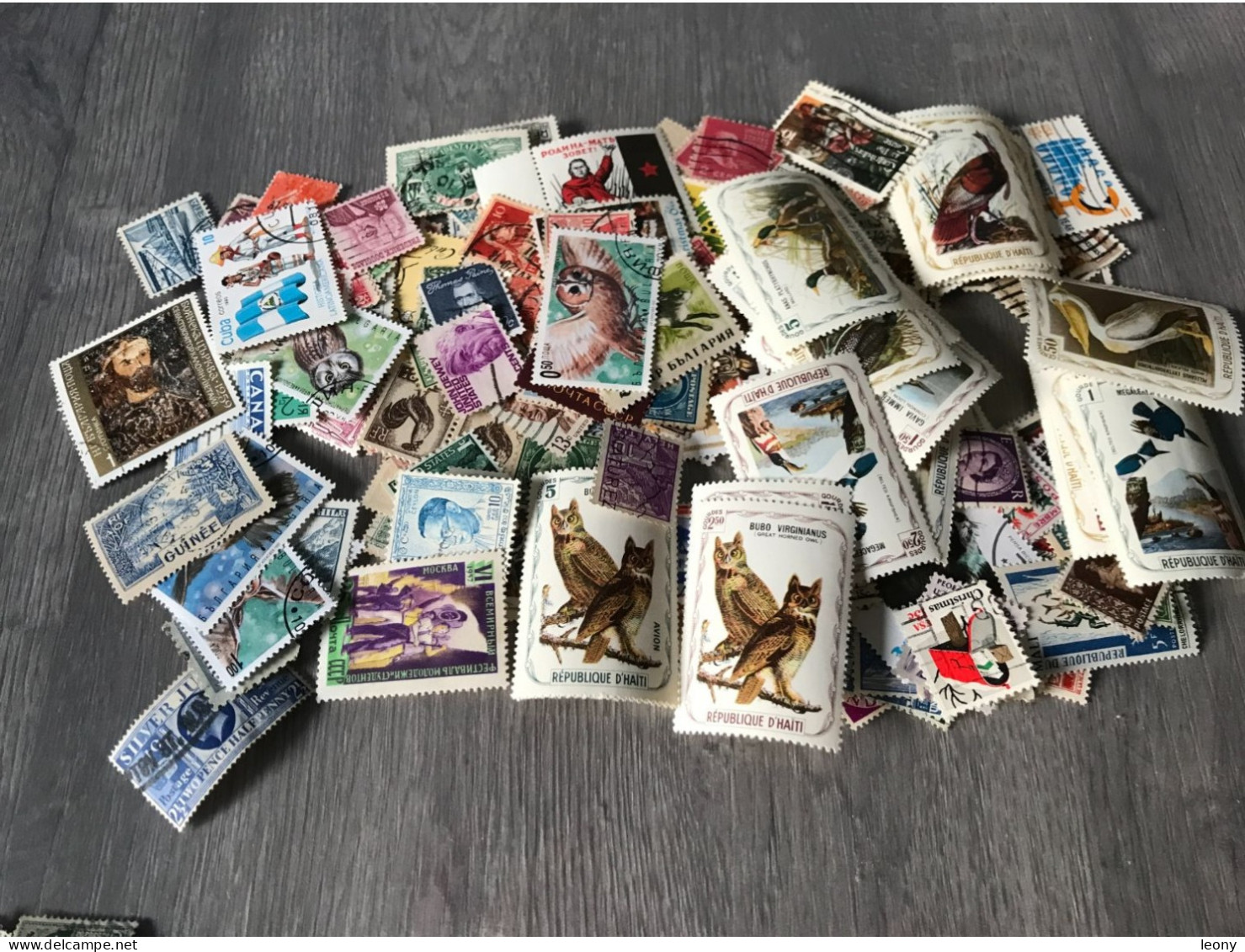 LOT  de  1000   TIMBRES de   DIVERS PAYS   ... sur les PLAQUETTES les TIMBRES sont NEUFS**