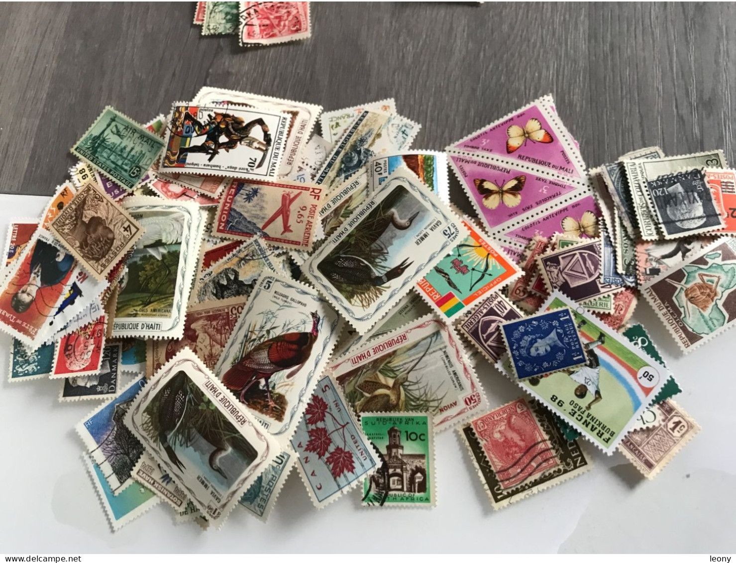 LOT  de  1000   TIMBRES de   DIVERS PAYS   ... sur les PLAQUETTES les TIMBRES sont NEUFS**