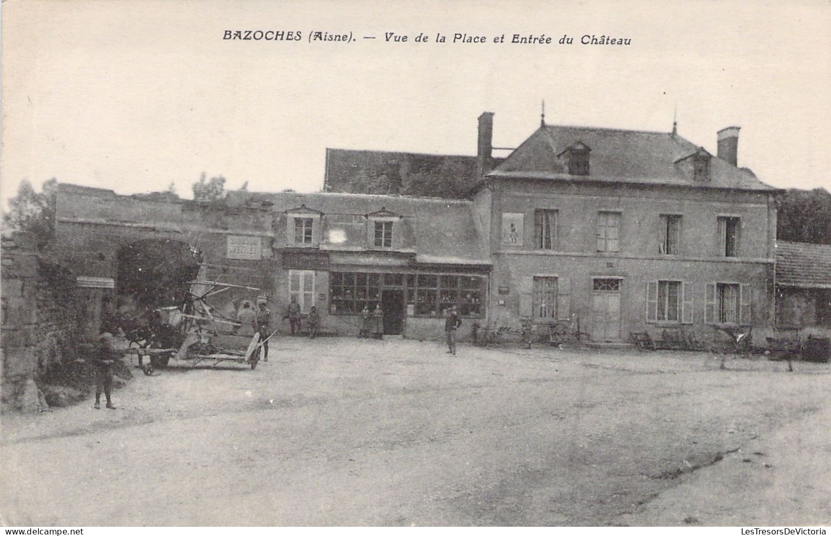 FRANCE - 02 - BAZOCHES - Vue De La Place Et Entrée Du Château - Carte Postale Ancienne - Sonstige & Ohne Zuordnung