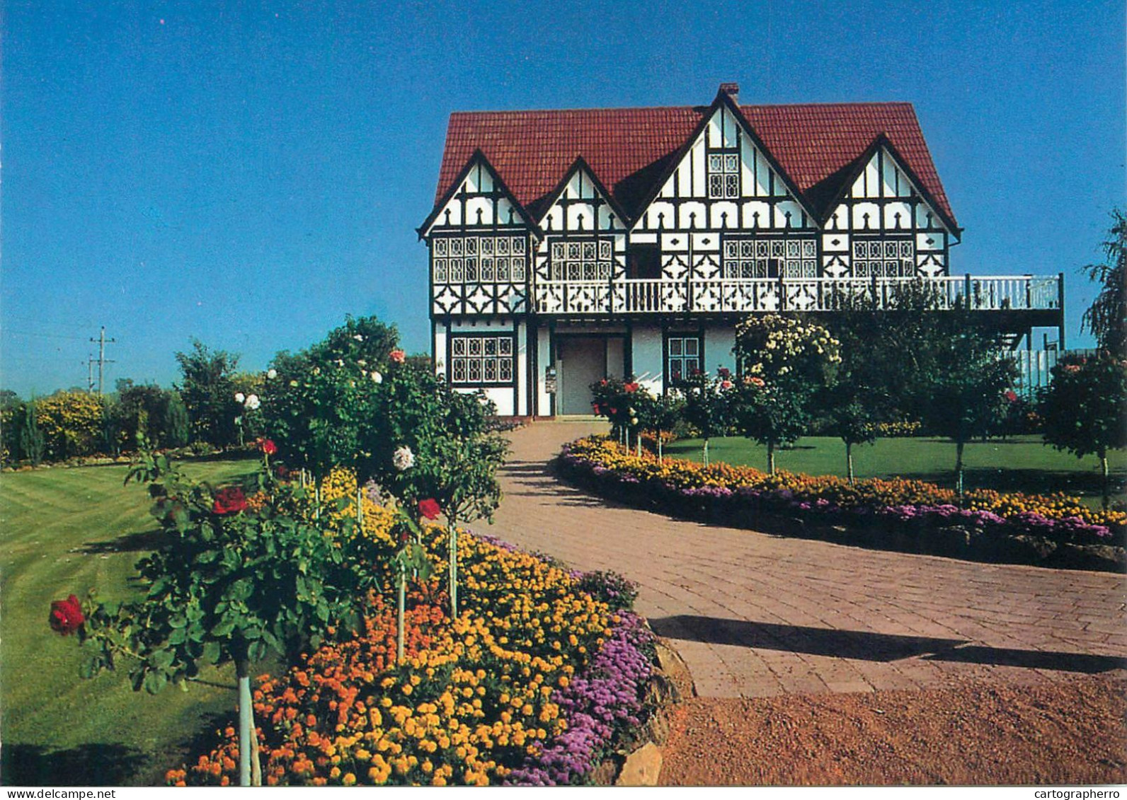 Australia Canberra (A.C.T) Cockington Green Replica Of The Main Building Typical Architecture - Canberra (ACT)