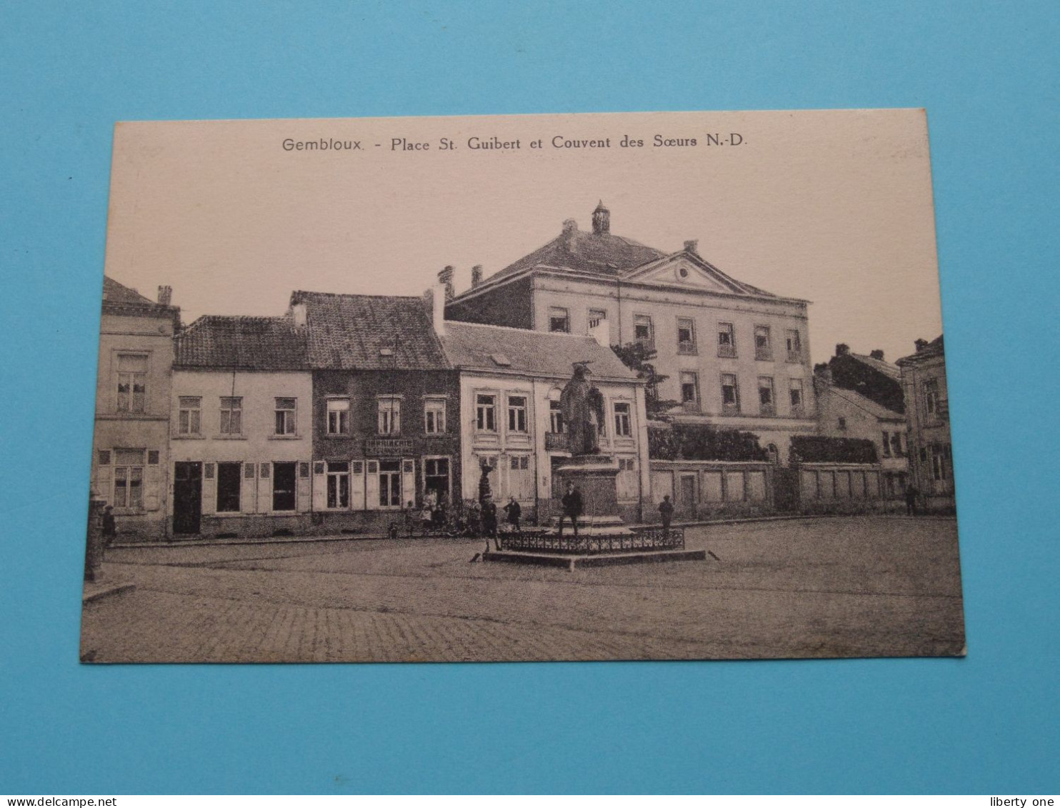 Place St. Guibert Et Couvent Des Soeurs> Gembloux ( Edit. : ND ) Anno 19?? ( Zie / Voir Scan ) ! - Gembloux