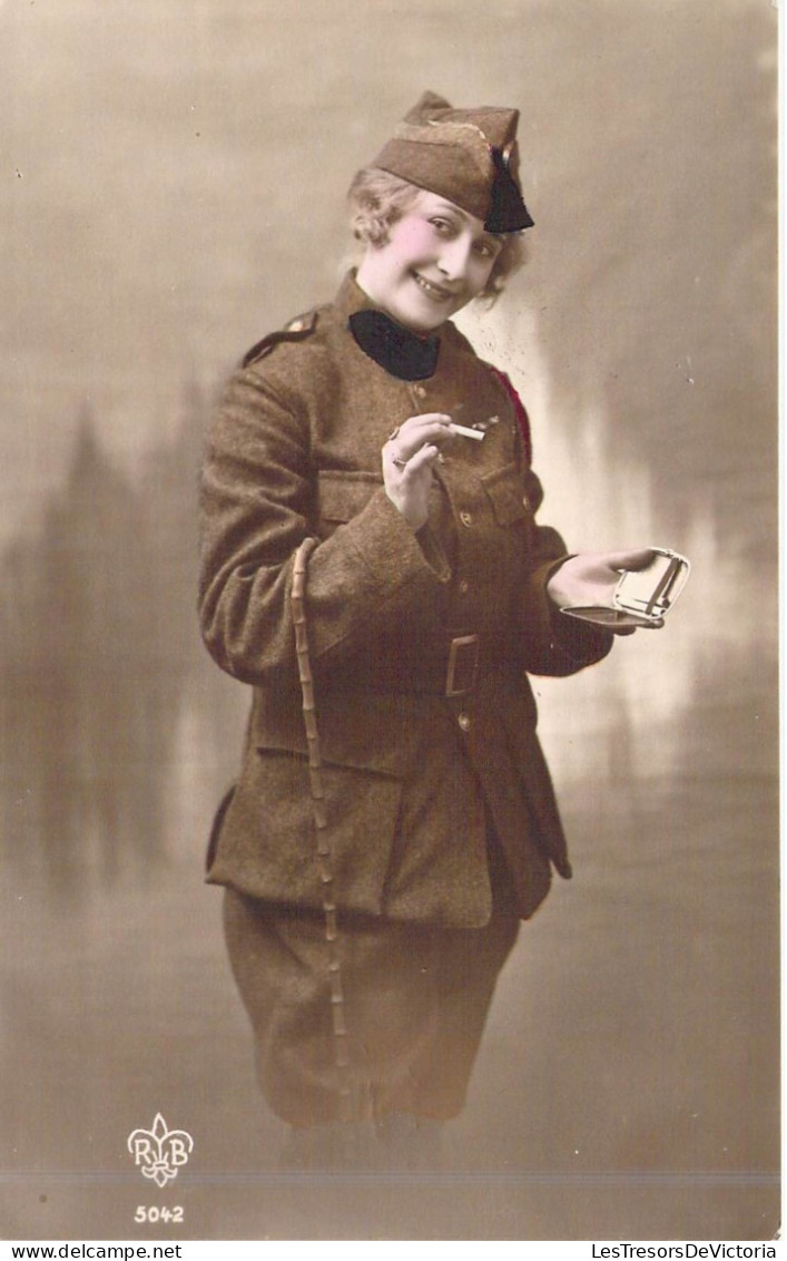 Militaria - Soldats - Femme - Uniforme - Képi - Carte Postale Ancienne - Autres & Non Classés