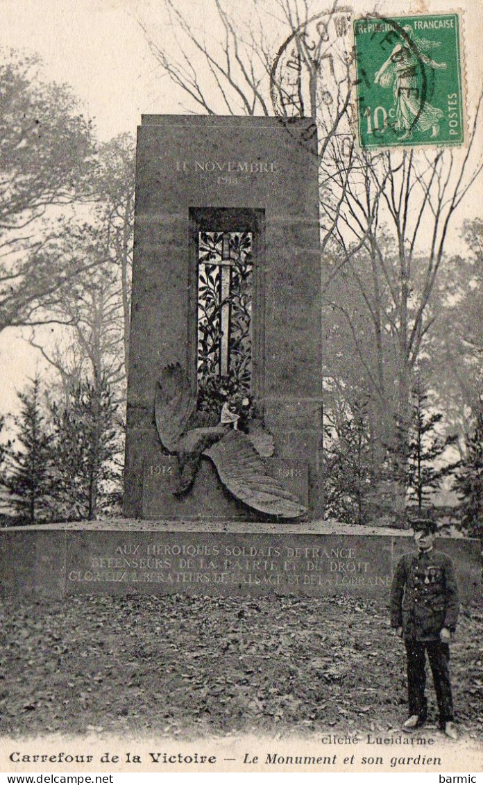 COMPIEGNE, CARREFOUR DE LA VICTOIRE, LE MONUMENT ET SON GARDIEN, PETITE FILLE ASSISE SUR LE MONUMENT REF 7402 SGD - Monuments Aux Morts