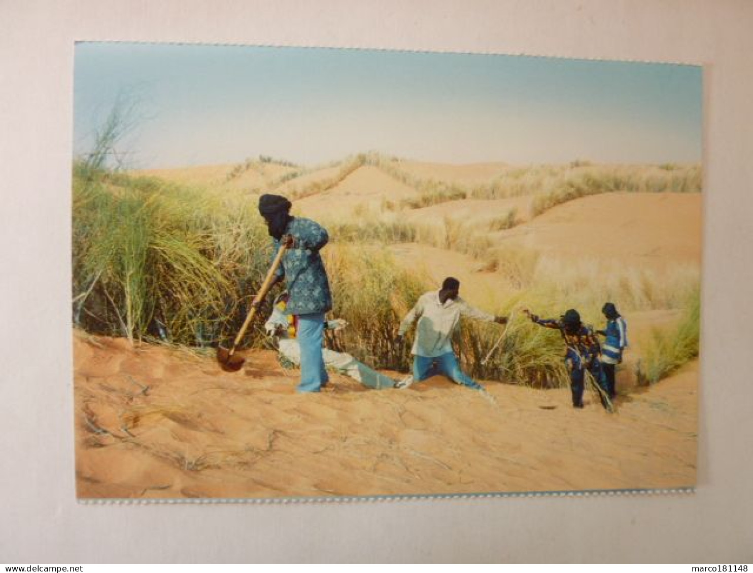 Mauritanie - Sortie De Nouakchott Les Vents De Sable Sont Omni Présents - L'homme Défie Le Désert Pour Survivre. - Mauritania