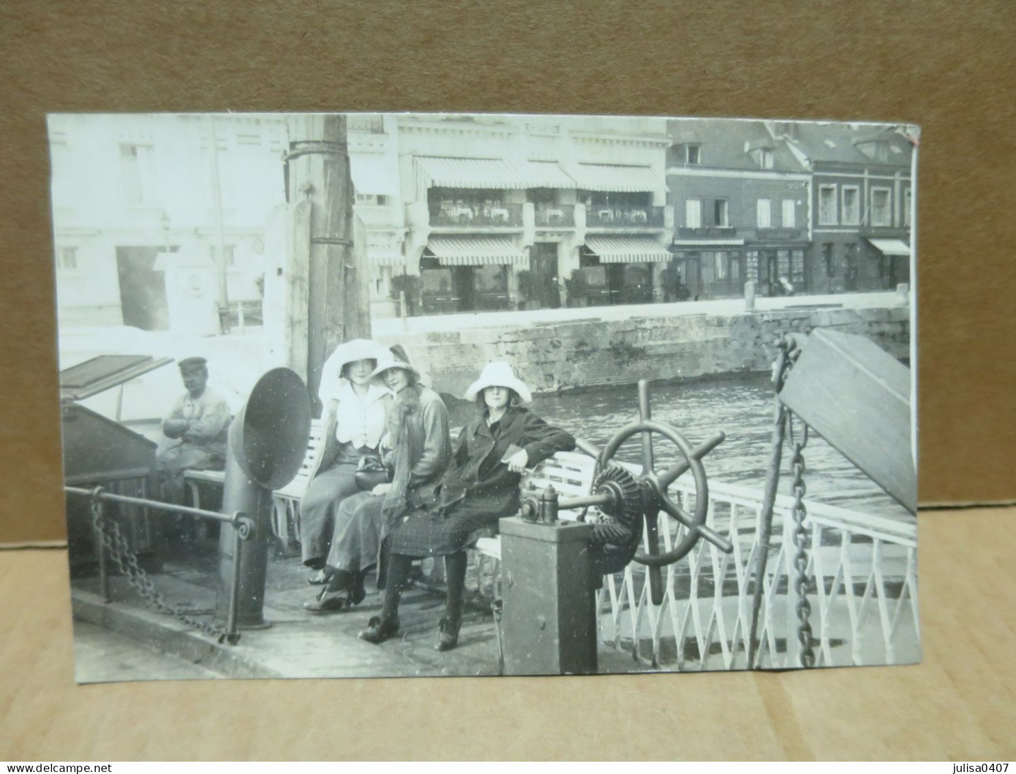 Femmes Sur Un Bateau Dans Un Port Carte Photo à Identifier - Da Identificare