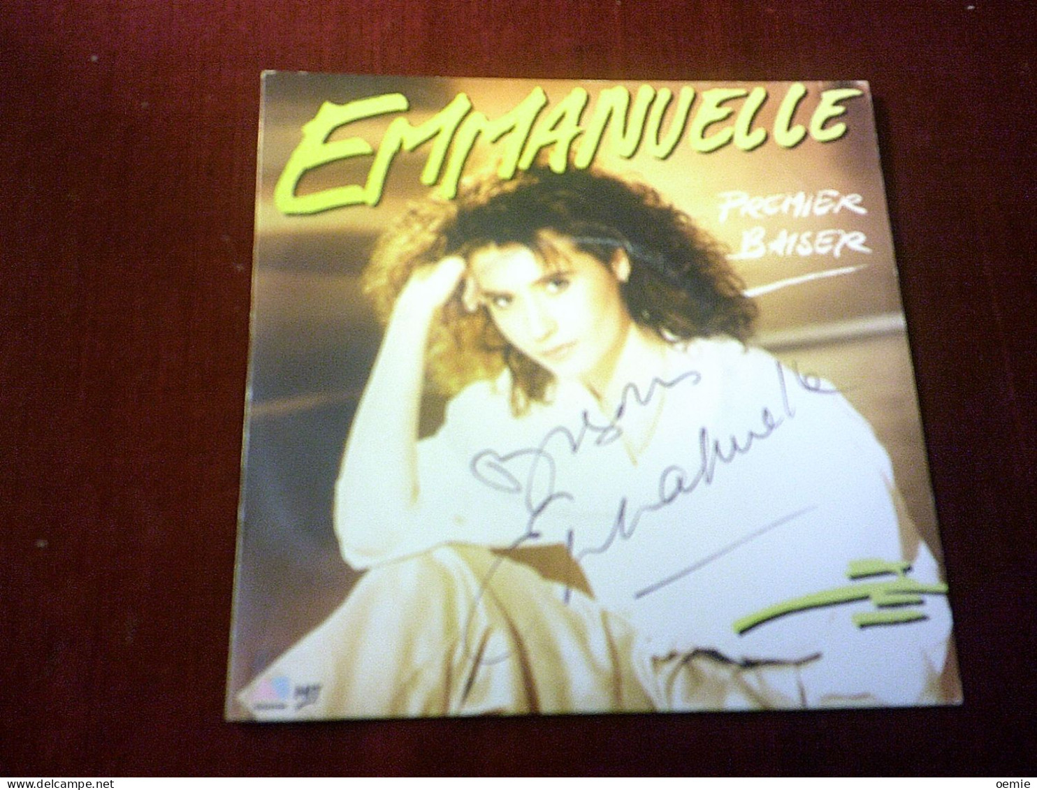 EMMANUELLE    °  AUTOGRAPHE SUR VINYL 45 TOURS - Autographes