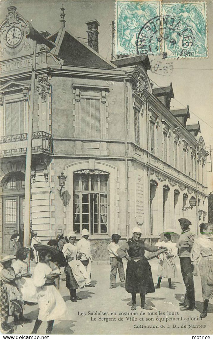 LES SABLES D'OLONNE (Vendée) - L'hôtel Des Postes. Les Sablaises En Costume De Tous Les Jours. - Poste & Facteurs