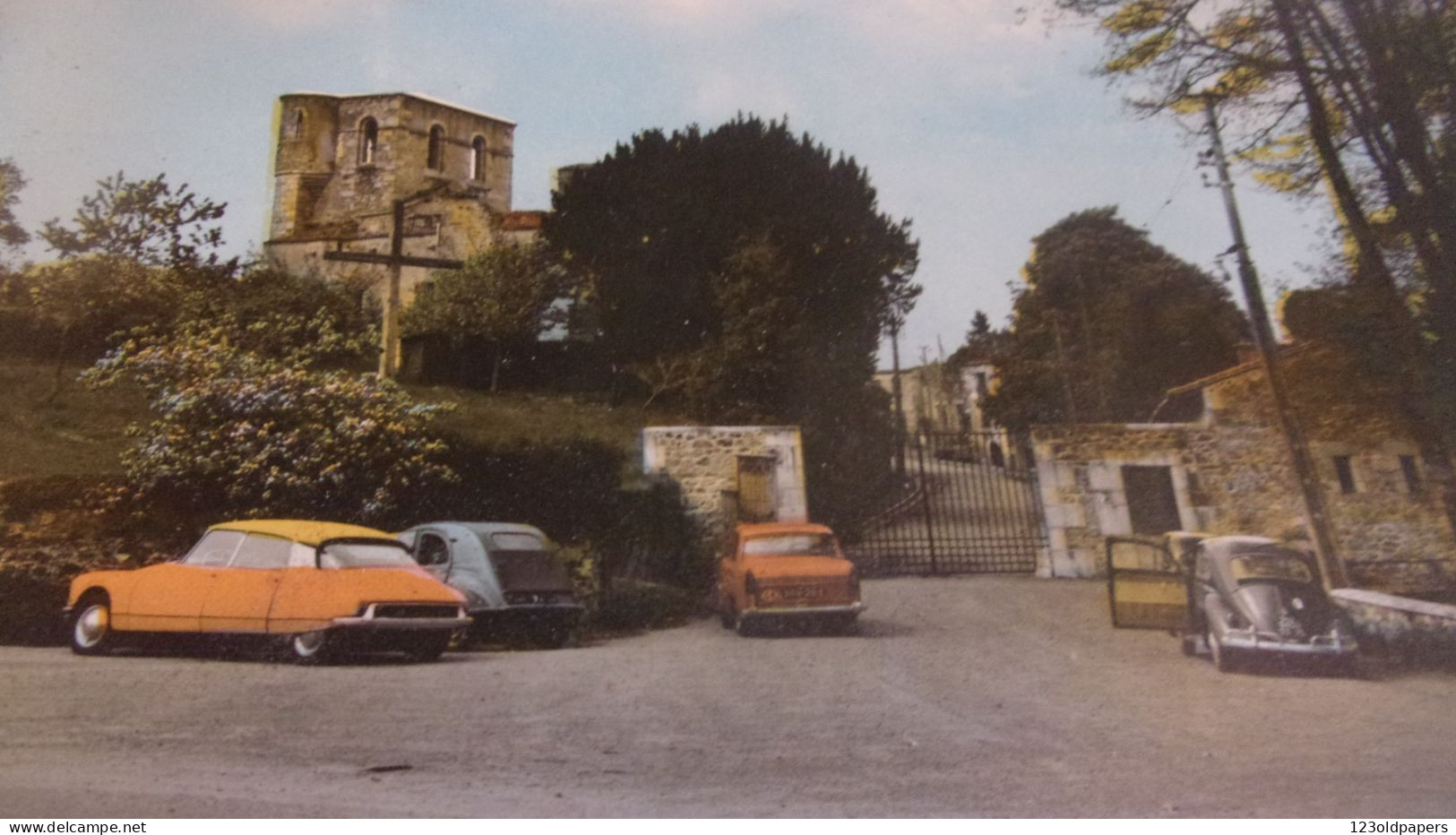 Oradour-sur-Glane - Entrée Du Vieil Oradour Avec Voitures Années 60 : 2CV, DS CITROEN ORANGE , 404, Coccinelle - Oradour Sur Glane