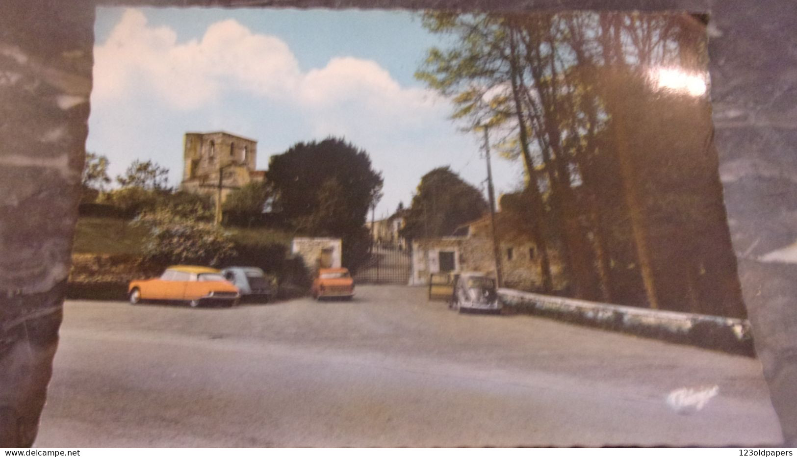 Oradour-sur-Glane - Entrée Du Vieil Oradour Avec Voitures Années 60 : 2CV, DS CITROEN ORANGE , 404, Coccinelle - Oradour Sur Glane