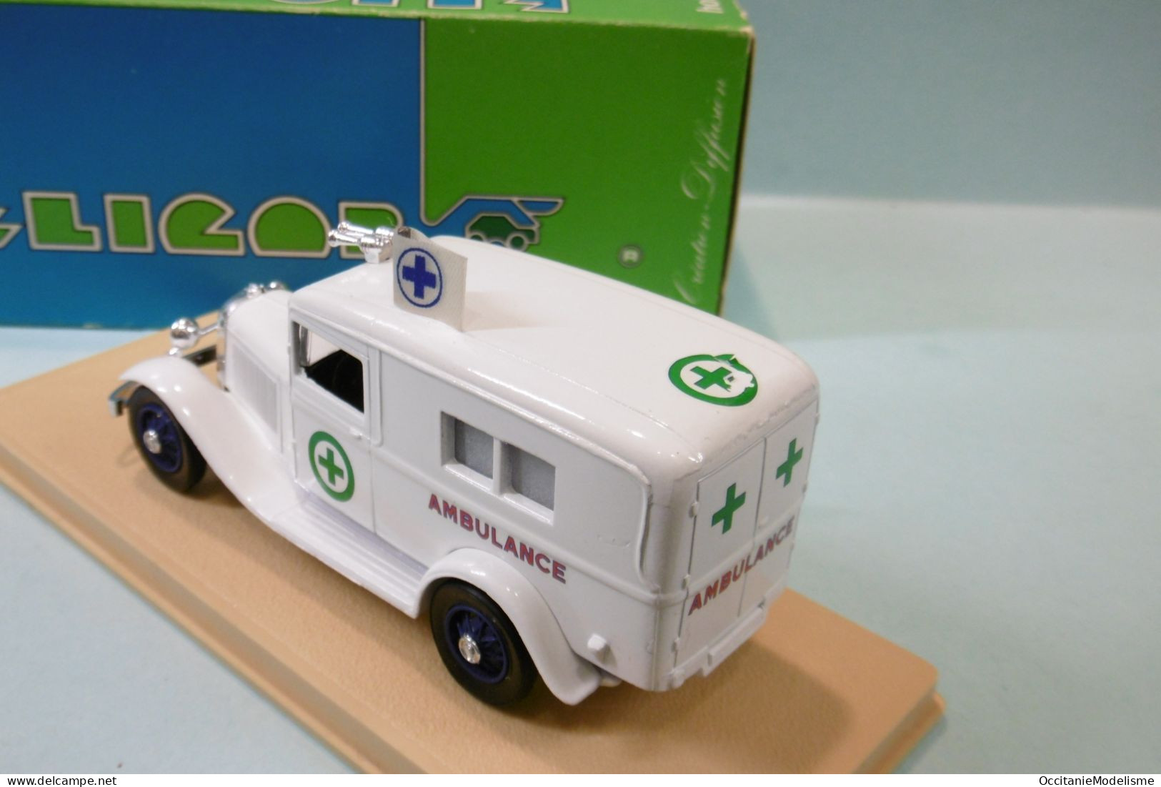 Eligor - FORD V8 AMBULANCE USA 1934 Blanc Réf. 1081 BO 1/43 - Eligor