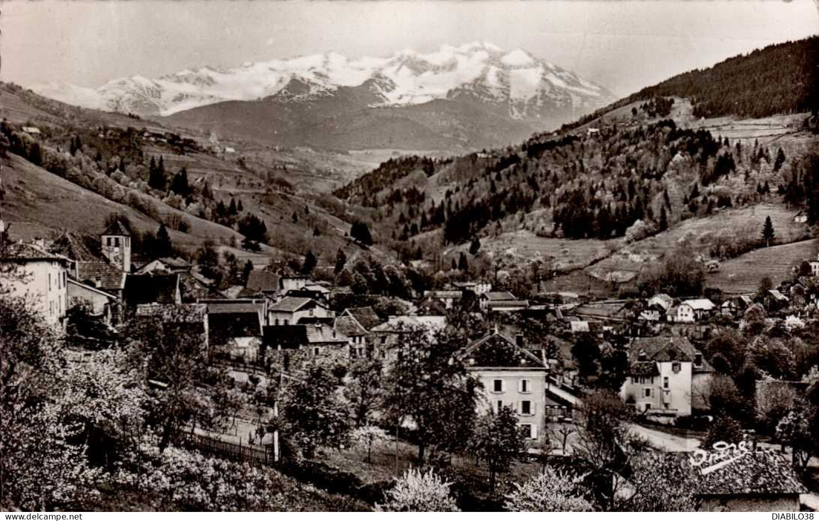 LAVALDENS   ( ISERE )    VUE GENERALE . AU FOND , LE MASSIF DE LA BELLE ETOILE - Laval