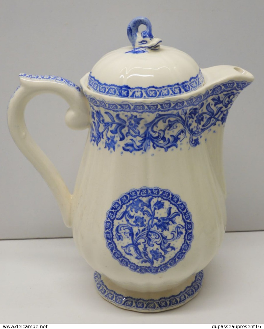 -CAFETIERE VERSEUSE CERAMIQUE GIEN Modèle ROUEN Ou DELFT BLEU BOUTON DAUPHIN    E - Gien (FRA)