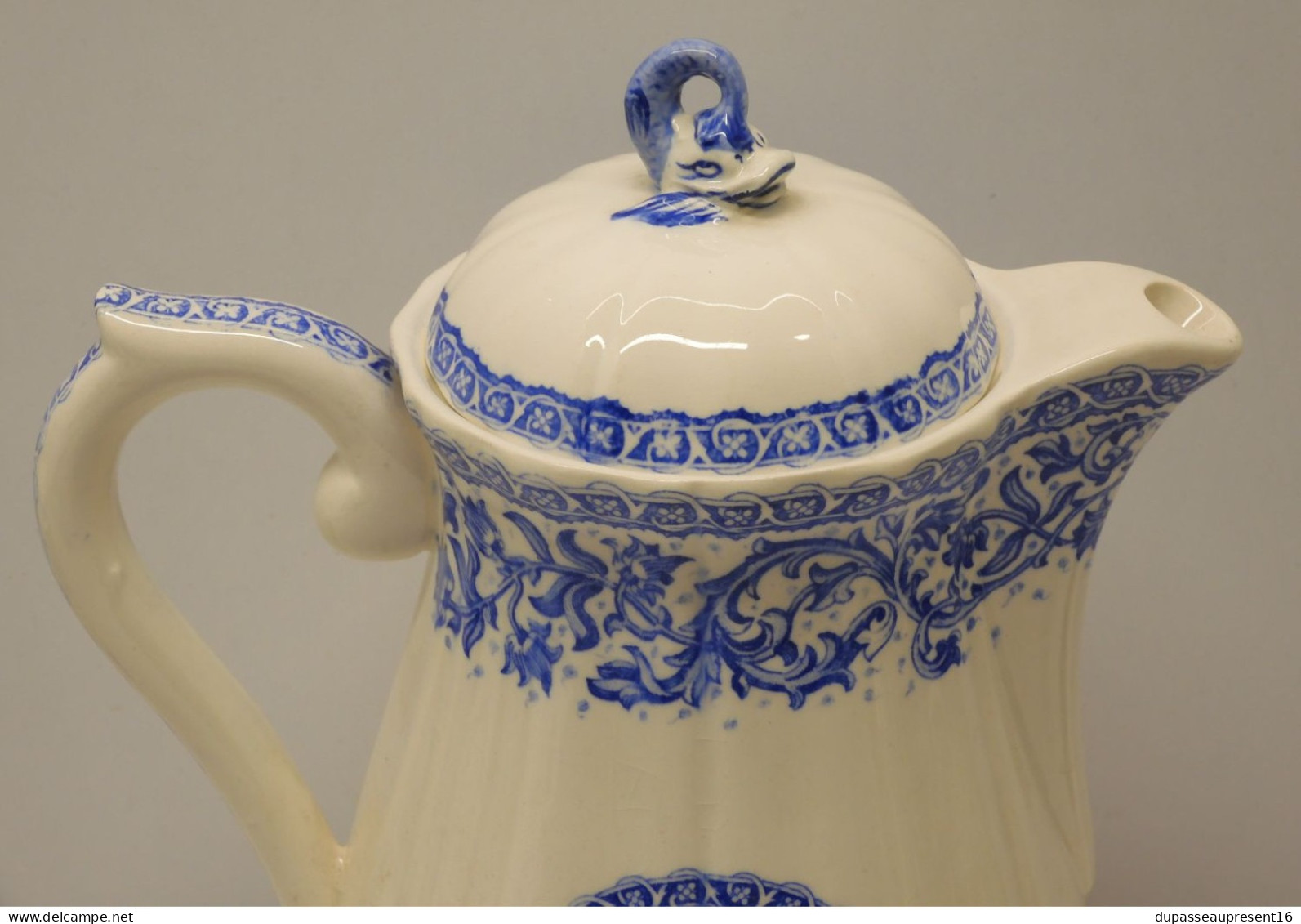 -CAFETIERE VERSEUSE CERAMIQUE GIEN Modèle ROUEN Ou DELFT BLEU BOUTON DAUPHIN    E - Gien (FRA)