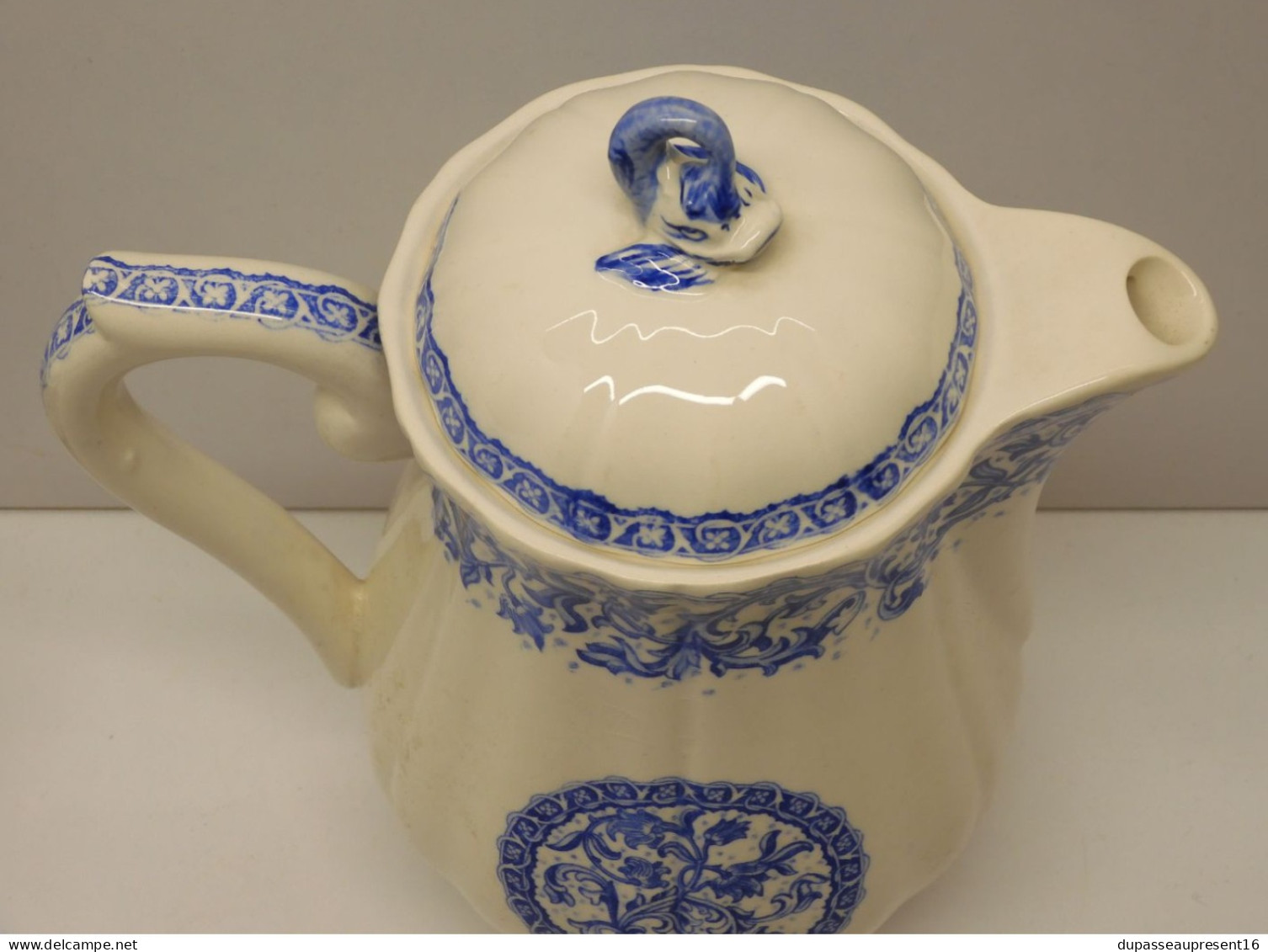 -CAFETIERE VERSEUSE CERAMIQUE GIEN Modèle ROUEN Ou DELFT BLEU BOUTON DAUPHIN    E - Gien (FRA)