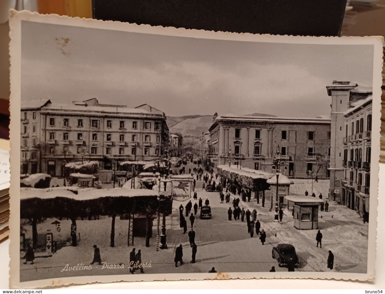 2 Cartoline Avellino,piazza Della Libertà E Palazzo Assicurazioni, Paesaggio Innevato Anni 50,distributore   Mobilgas - Avellino