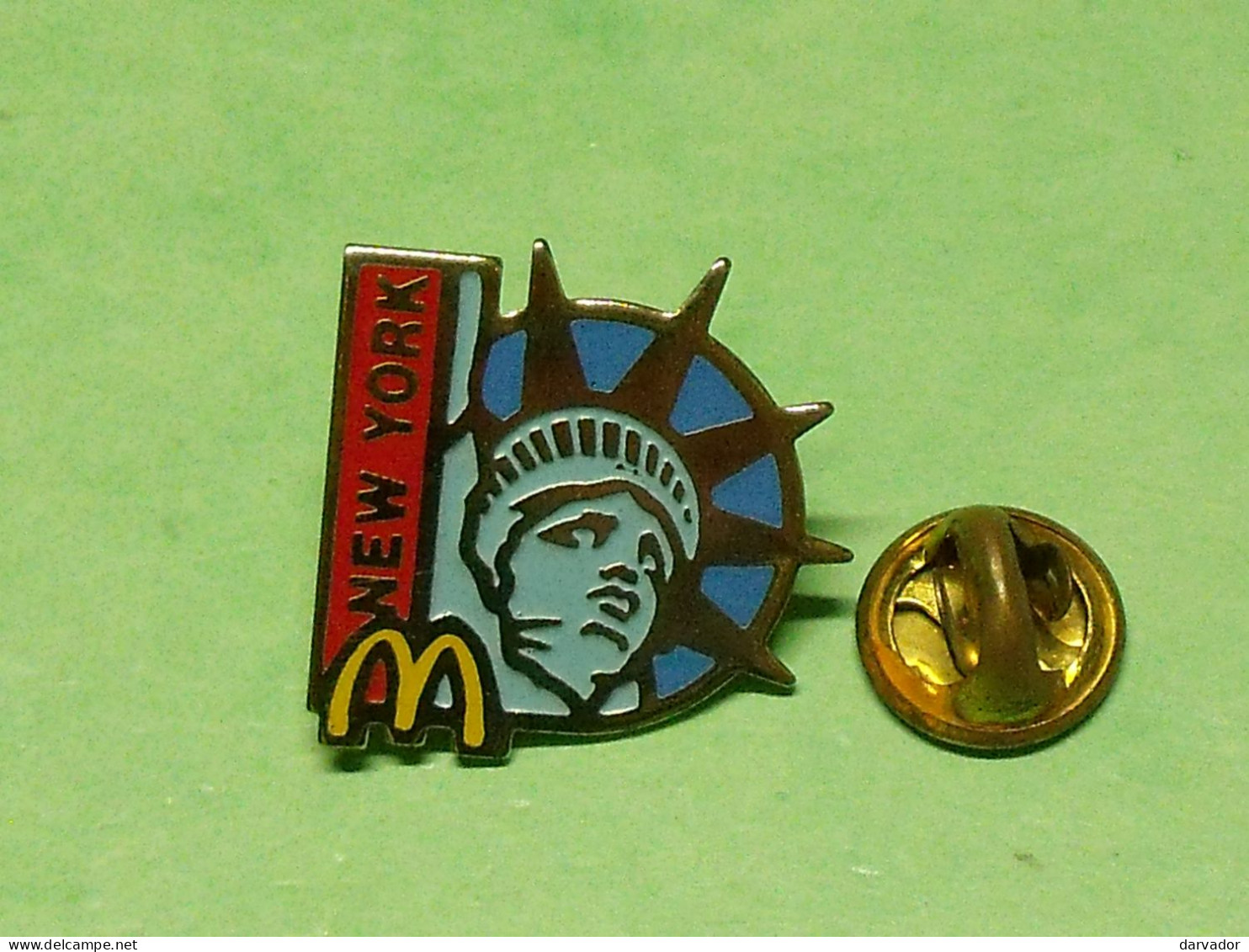 TB7B  / Pin's / McDonald's :  Arthus Bertrand , New York  ( état ,voir Scan ) - McDonald's