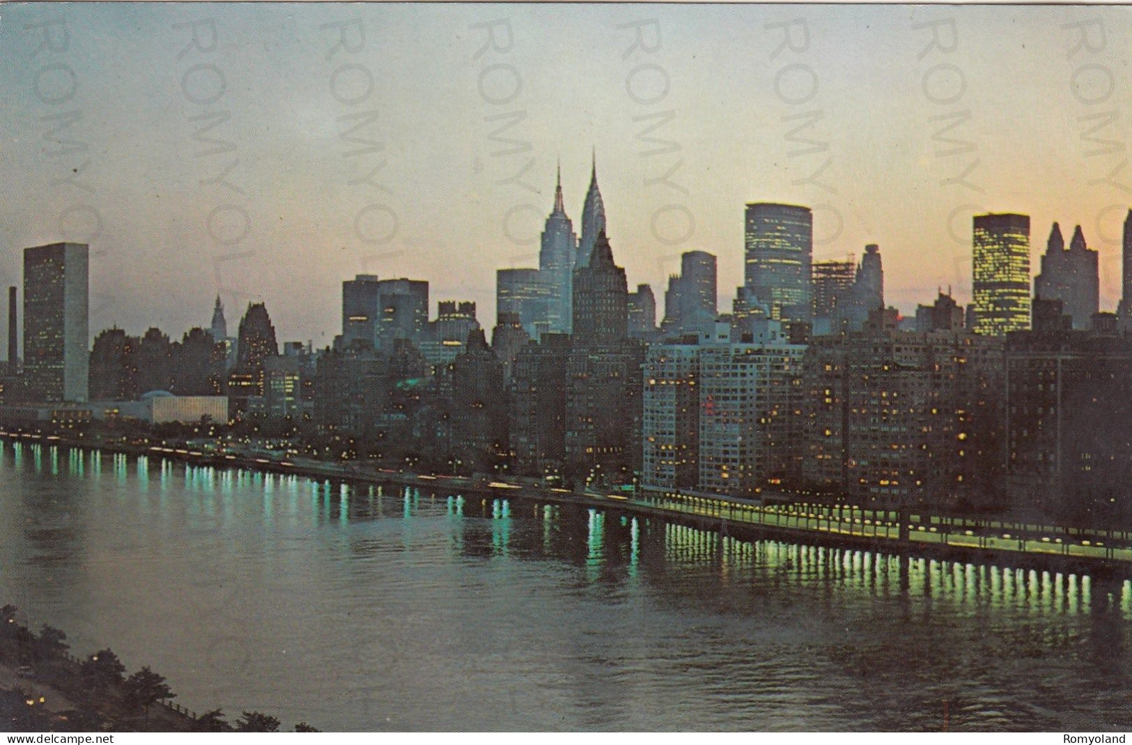 CARTOLINA  NEW YORK CITY,NEW YORK,STATI UNITI-VIEW FROM THE QUEENSBORO BRIDGE LOOKING ACROSS THE EAST RIVER,NON VIAGGIAT - Ponti E Gallerie