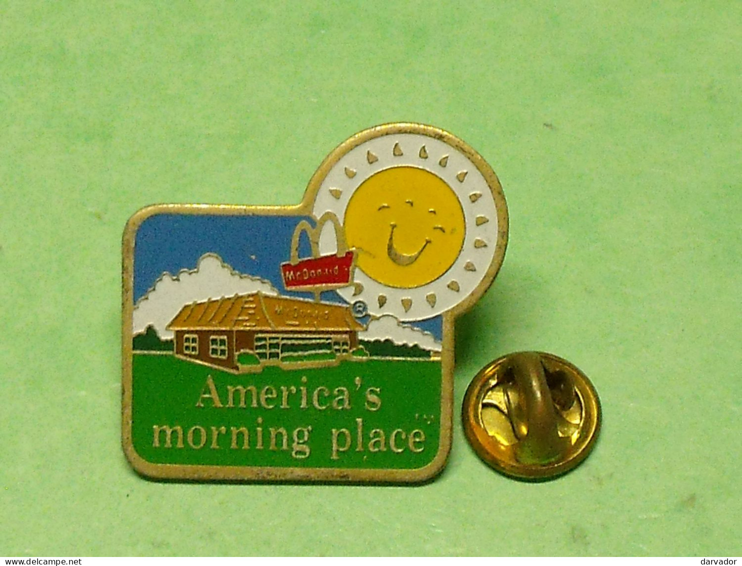 TB7B  / Pin's / McDonald's : America's Morning Place ( état ,voir Scan ) - McDonald's