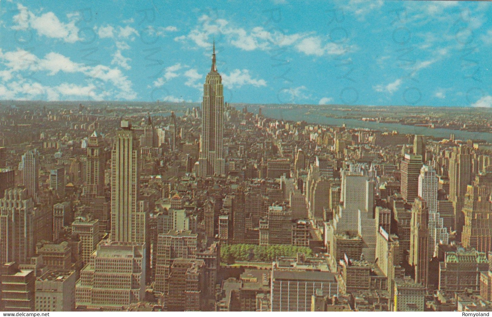 CARTOLINA  NEW YORK CITY,NEW YORK,STATI UNITI-THE EMPIRE STATE BUILDING RISES MAIESTICALY ABOVE THIS PANOR-NON VIAGGIATA - Empire State Building