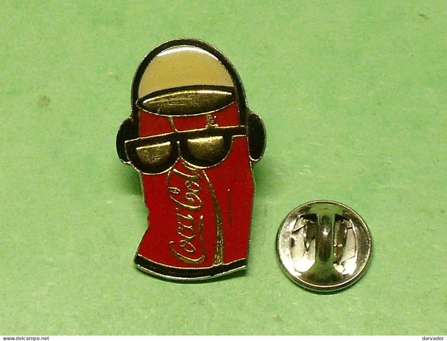 TB7B  / Pin's / Coca Cola : Canette ( Fond Crème ) , Esso ( état ,voir Scan ) - Coca-Cola