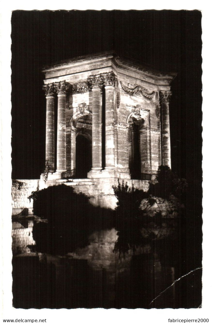 CPSM 34 (Hérault) Montpellier - Le Château D'eau Du Peyrou (illuminé) éd. Glatigny, Scan Recto-verso - Châteaux D'eau & éoliennes