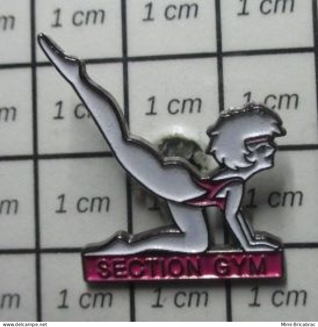 310B  Pin's Pins / Beau Et Rare / SPORTS / GYMNASTIQUE FEMININE BLONDE EN BODY ROSE - Pallamano