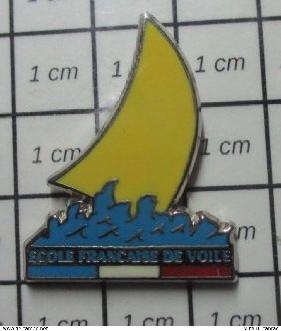 310B Pin's Pins / Beau Et Rare / SPORTS / VOILE JAUNE VOILIER ECOLE FRANCAISE DE ... Par DECAT - Vela