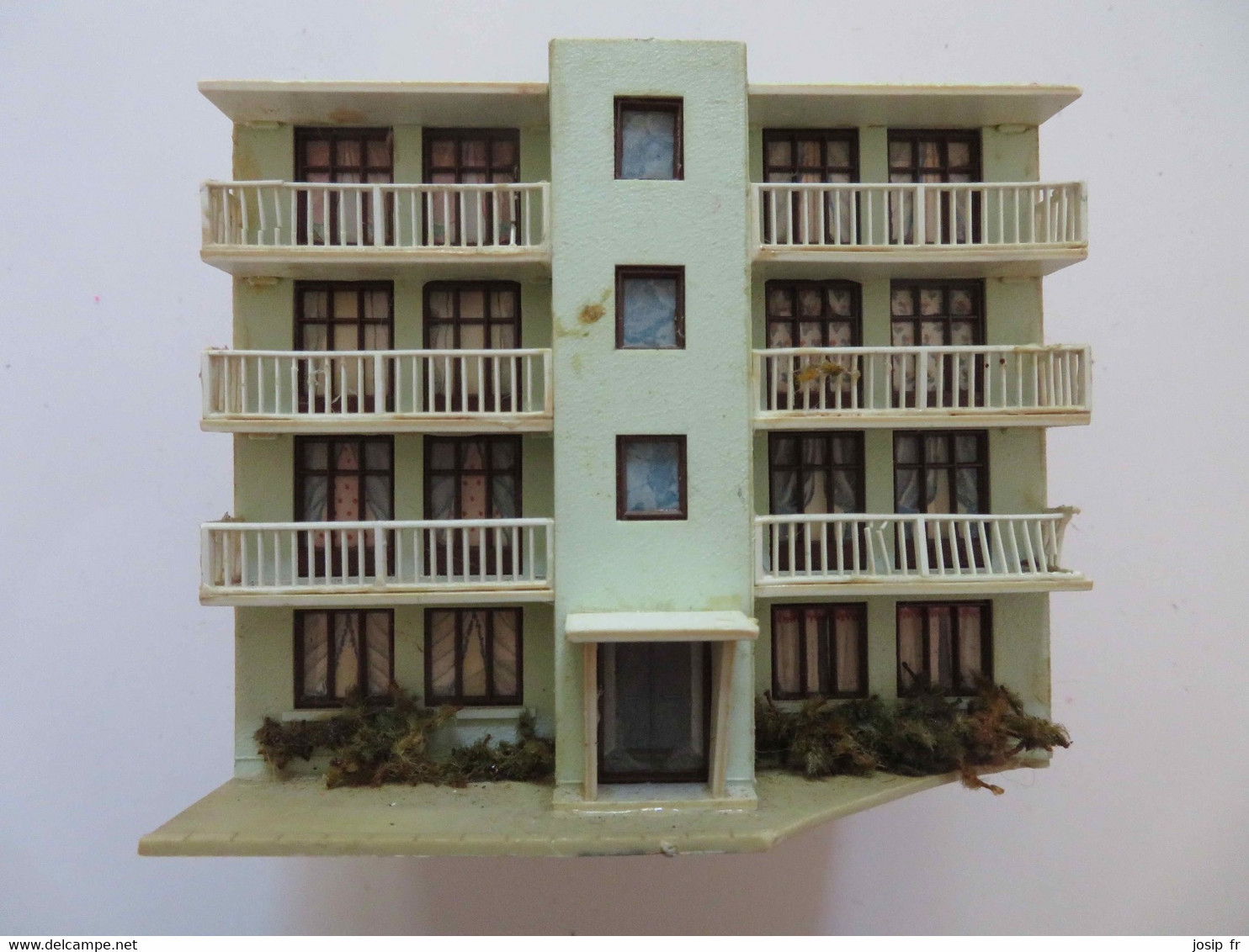 MODELISME FERROVIAIRE: MAQUETTE PETIT IMMEUBLE MODERNE DES ANNÉES '70  (FORMAT HO) - Décors